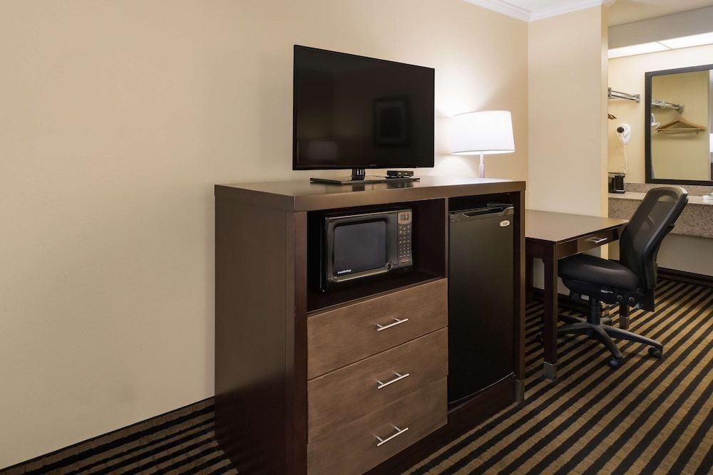 Best Western McKenzie Standard Room, 1 King Bed, Non Smoking, Refrigerator & Microwave 5