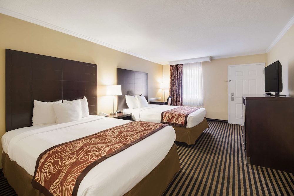 Best Western McKenzie Standard Room, 2 Double Beds, Non Smoking, Refrigerator & Microwave 3