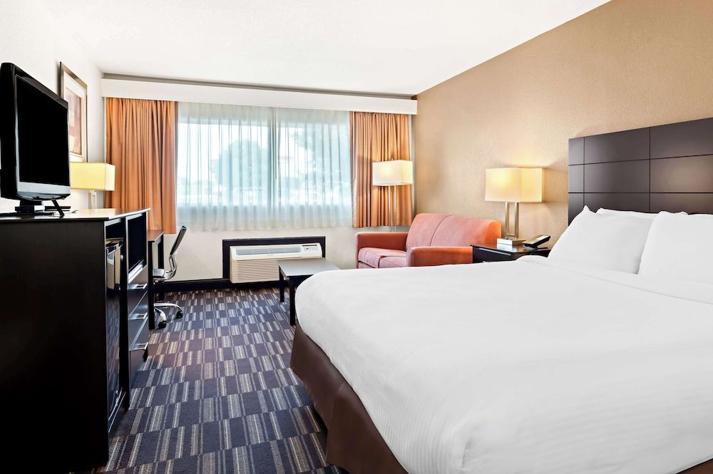 Standard Room, 1 King Bed, Non Smoking, Refrigerator & Microwave