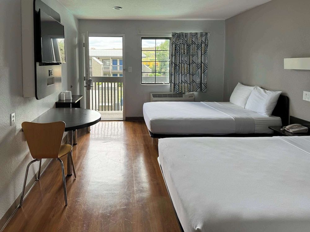 Motel 6 Pomona, CA - Los Angeles Standard Room, 2 Queen Beds, Non Smoking 2