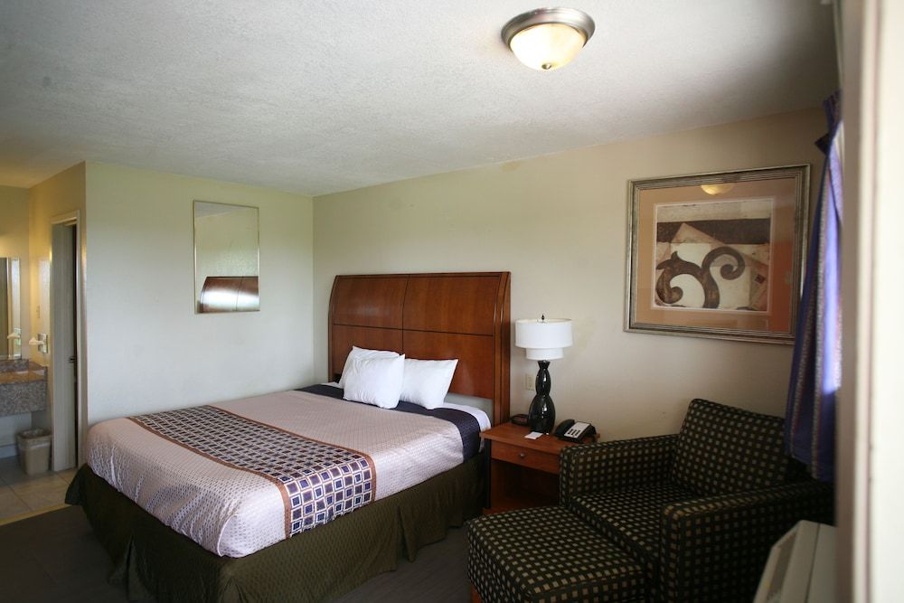 Americas Best Value Inn Edna Room, 1 King Bed, Non Smoking 2