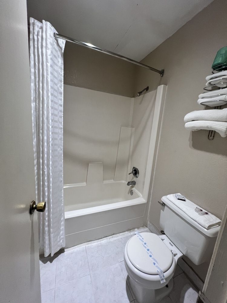 Americas Best Value Inn Edna Room, 1 King Bed, Smoking 5