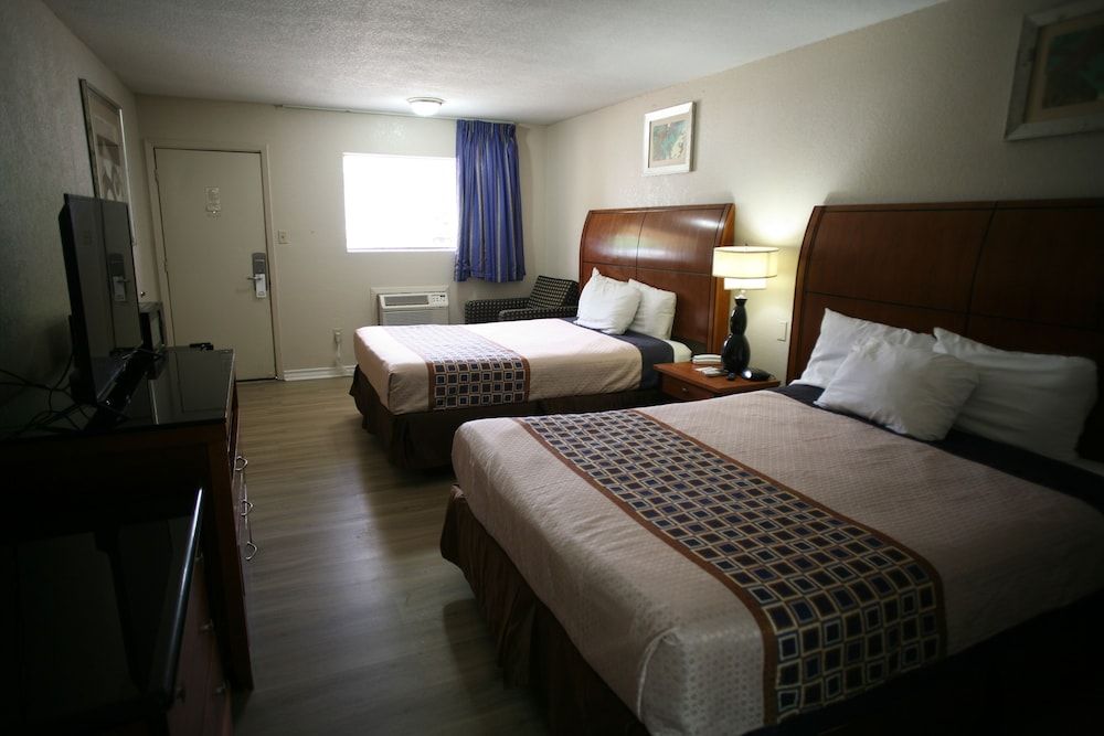 Americas Best Value Inn Edna Room, 2 Queen Beds, Non Smoking 3
