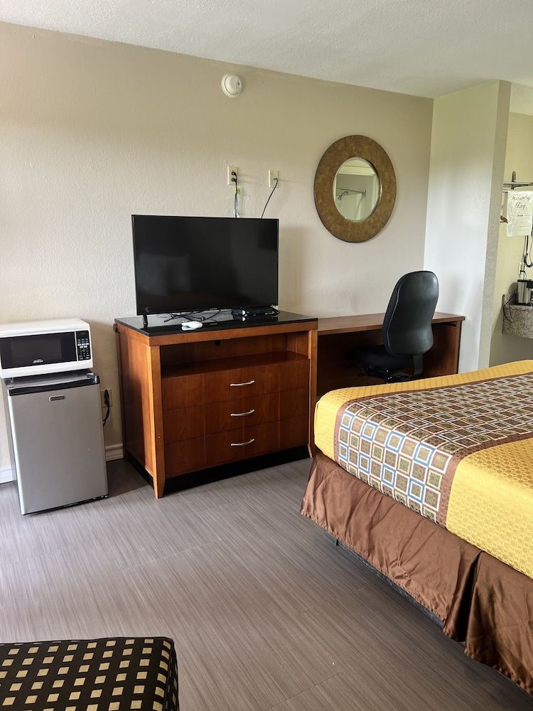 Americas Best Value Inn Edna Room, 1 King Bed, Smoking 3