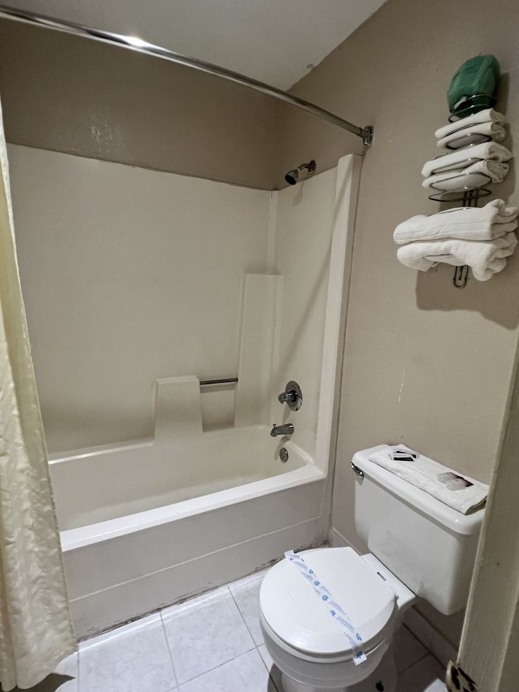 Americas Best Value Inn Edna Room, 2 Queen Beds, Non Smoking 5