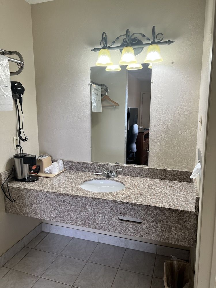 Americas Best Value Inn Edna Room, 2 Queen Beds, Non Smoking 4