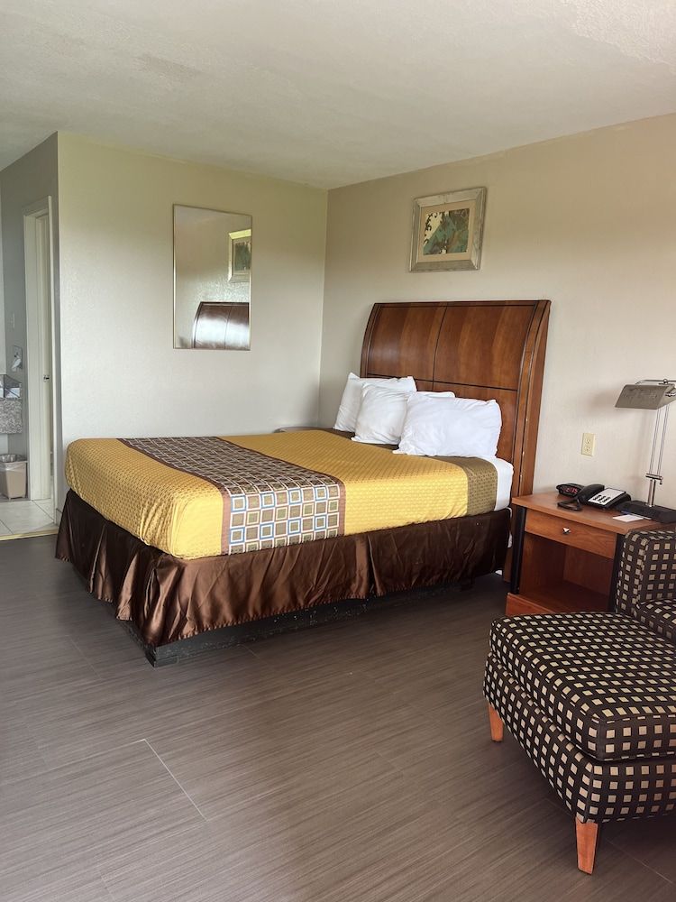 Americas Best Value Inn Edna Room, 1 King Bed, Smoking