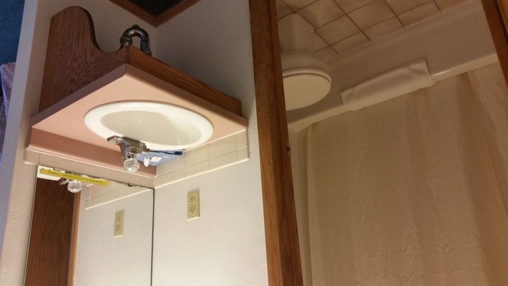 Algoma Beach Motel Deluxe Double Room, 2 Queen Beds 6