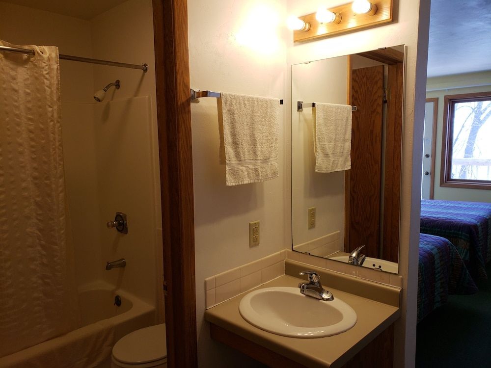 Algoma Beach Motel Deluxe Double Room, 2 Queen Beds 7