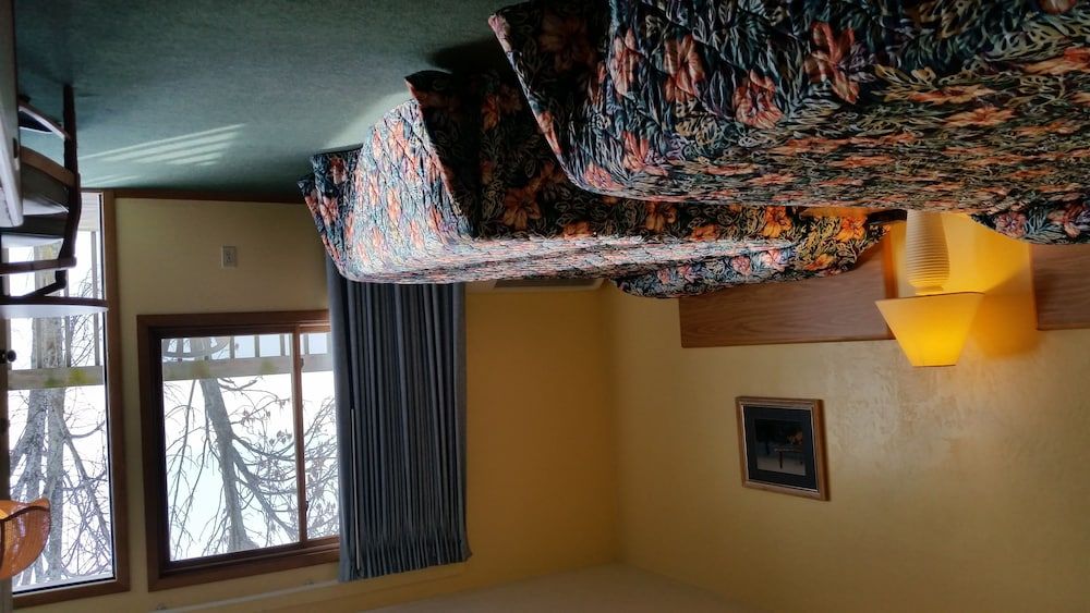 Algoma Beach Motel Deluxe Double Room, 2 Queen Beds 8