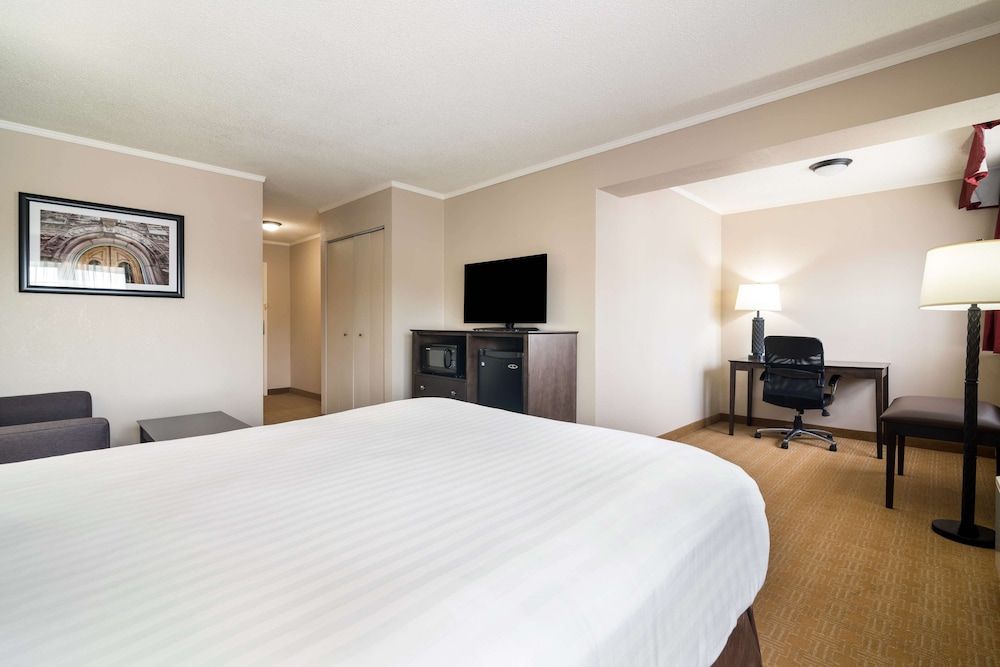 Standard Room, 1 Queen Bed, Non Smoking, Refrigerator
