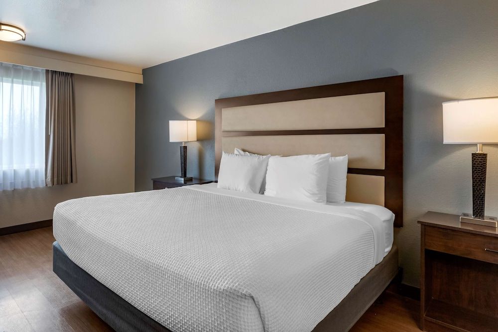 Standard Room, 1 King Bed, Non Smoking, Balcony (2nd Floor)