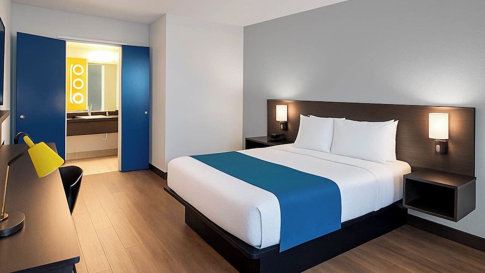 Deluxe Room, 1 Queen Bed, Accessible, Non Smoking