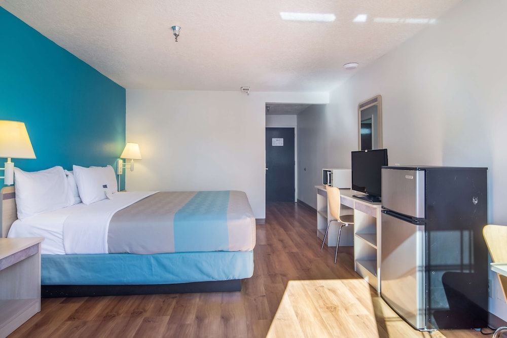 Motel 6 The Dalles, OR Standard Room, 1 Queen Bed, Accessible, Non Smoking 4