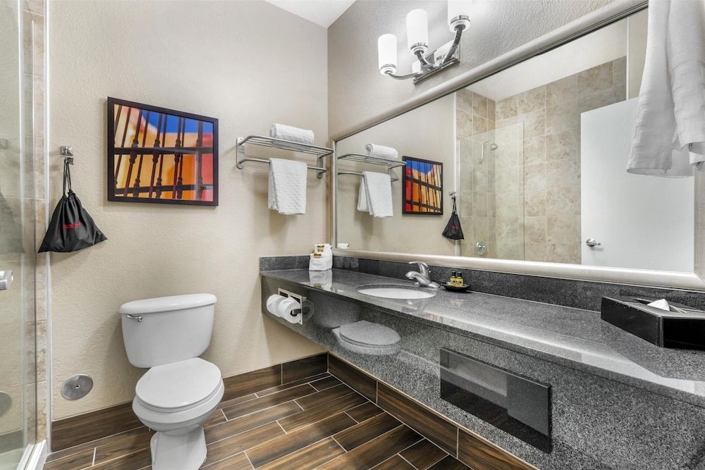 Best Western Plus Winslow Inn Standard Room, 1 King Bed, Non Smoking, Refrigerator 4