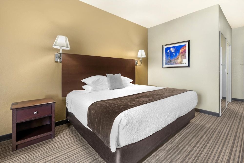 Best Western Plus Winslow Inn Standard Room, 1 King Bed, Non Smoking, Refrigerator 2