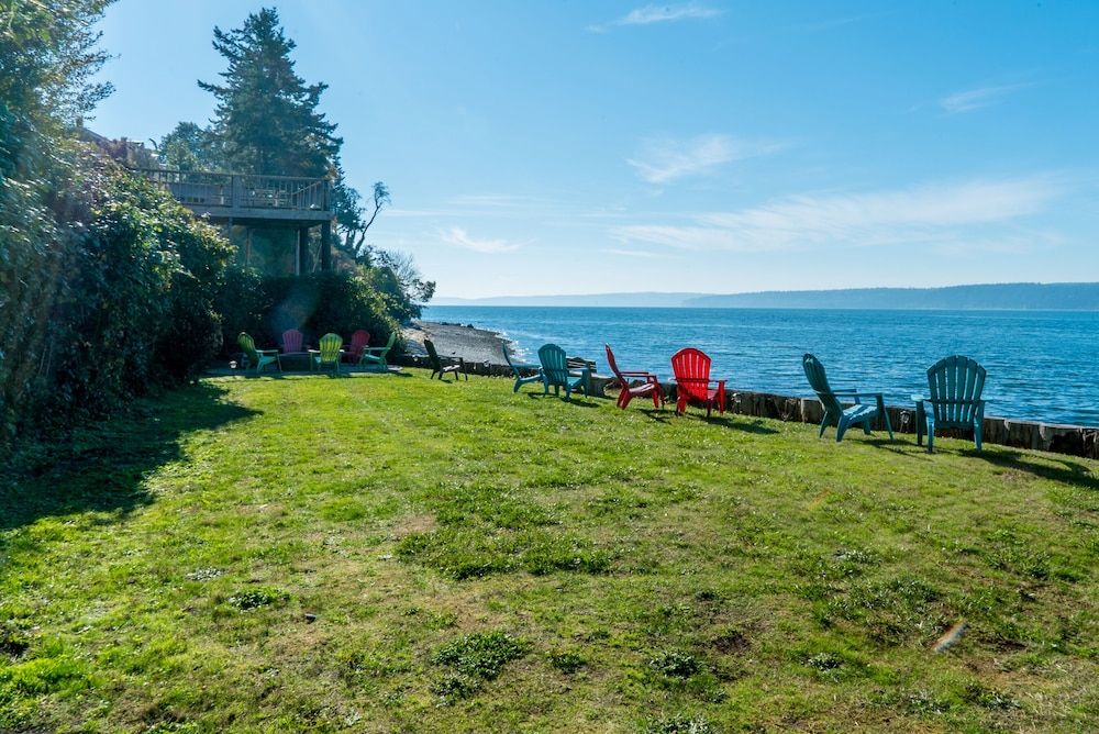 Camano Island Inn Room 9 with King Bed Upstairs 3