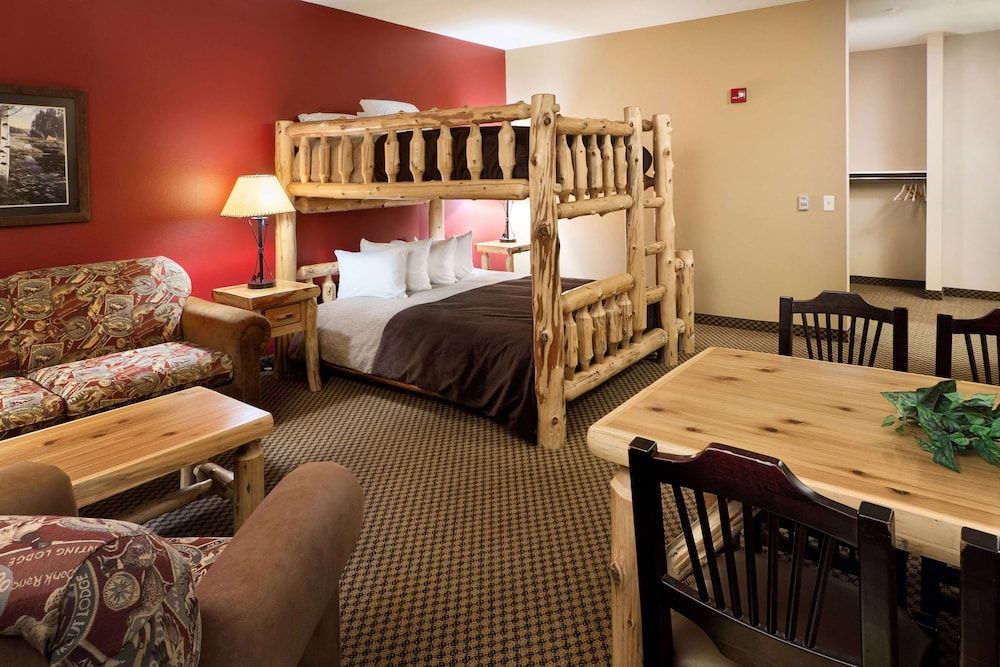 1 King & 1 Queen Bunk Bed, Mobility Access RM, Roll-In Shower, NS