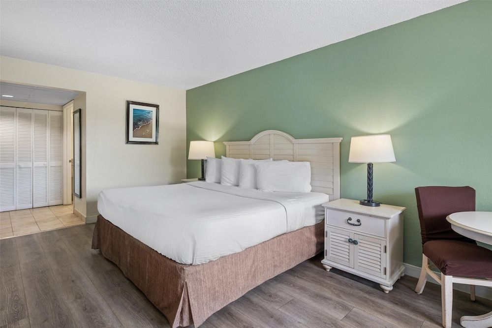 Best Western Gateway to the Keys Standard Room, 1 King Bed, Non Smoking, Refrigerator & Microwave 3