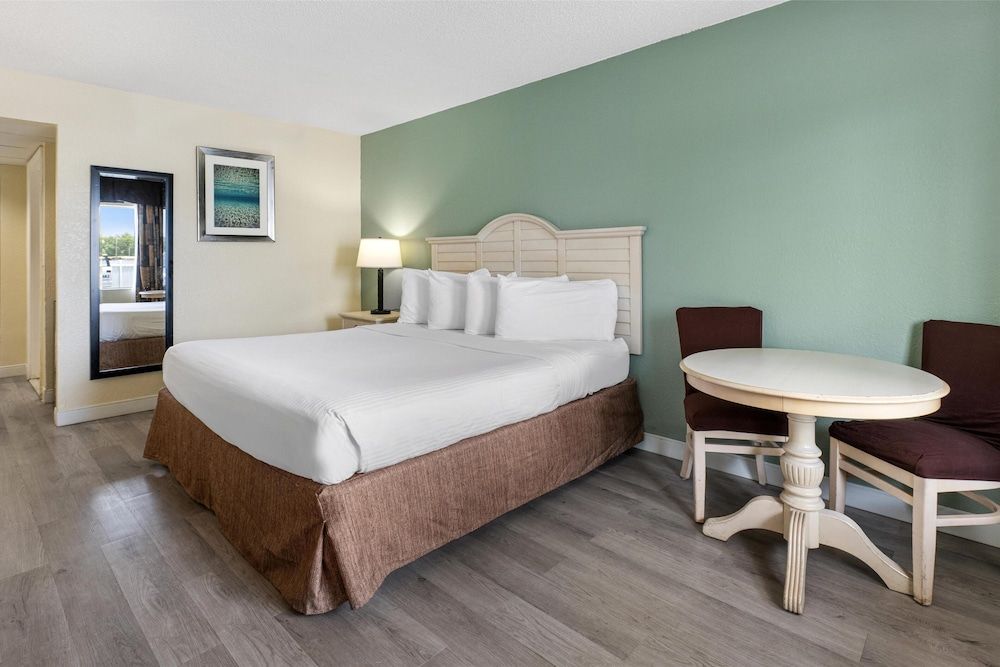 Standard Room, 1 King Bed, Accessible, Refrigerator & Microwave
