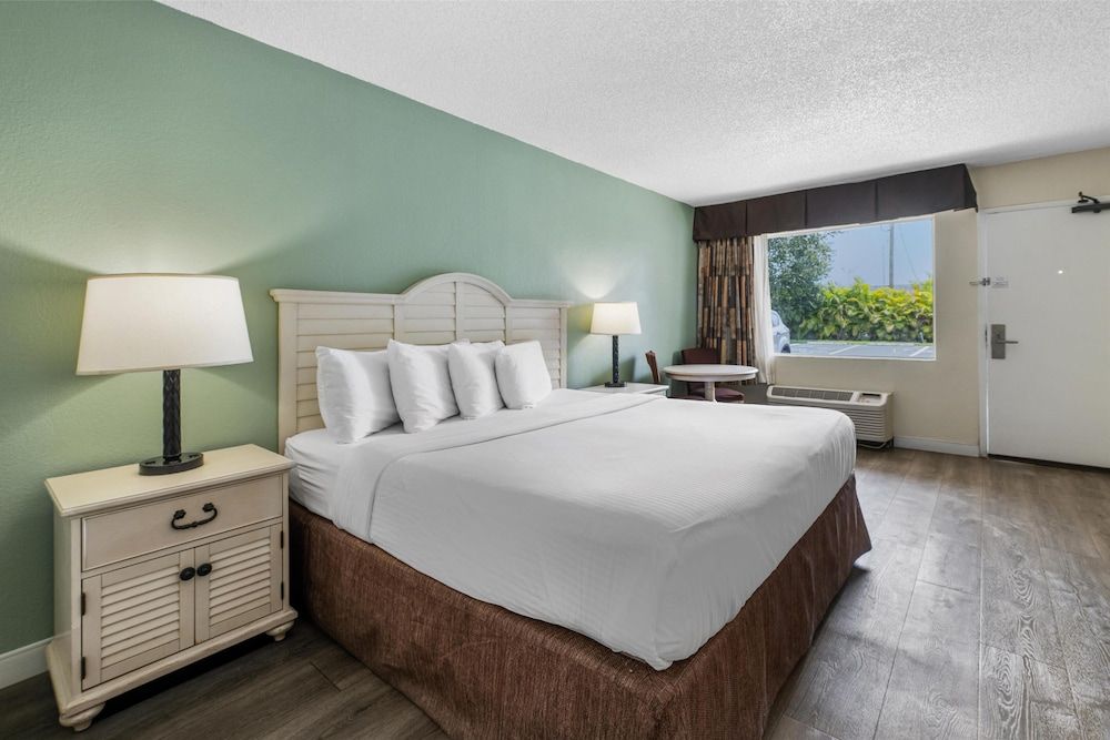 Best Western Gateway to the Keys Standard Room, 1 King Bed, Non Smoking, Refrigerator & Microwave 2