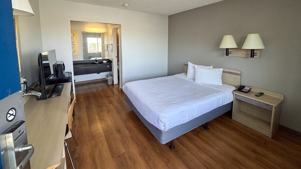 Standard Room, 1 Queen Bed, Accessible, Non Smoking