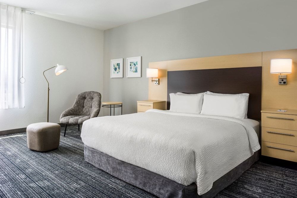 Studio, 1 King Bed (Mobility/Hearing Access, Roll-In Shwr)