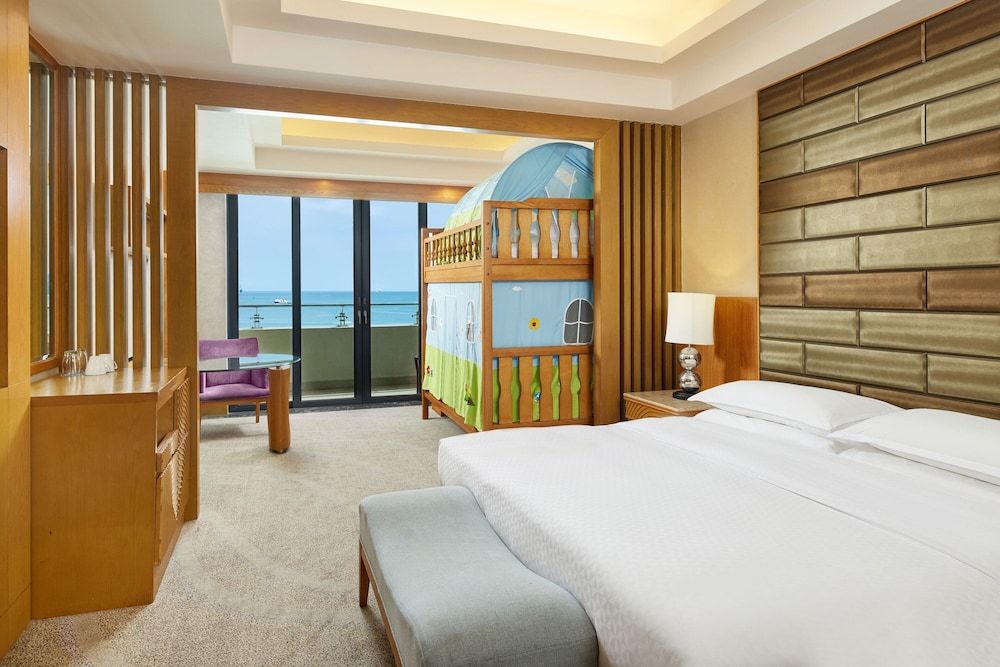 Grand Family Ocean view, Larger Guest room, 1 King, Alternate: bunk beds, Ocean view, Balcony