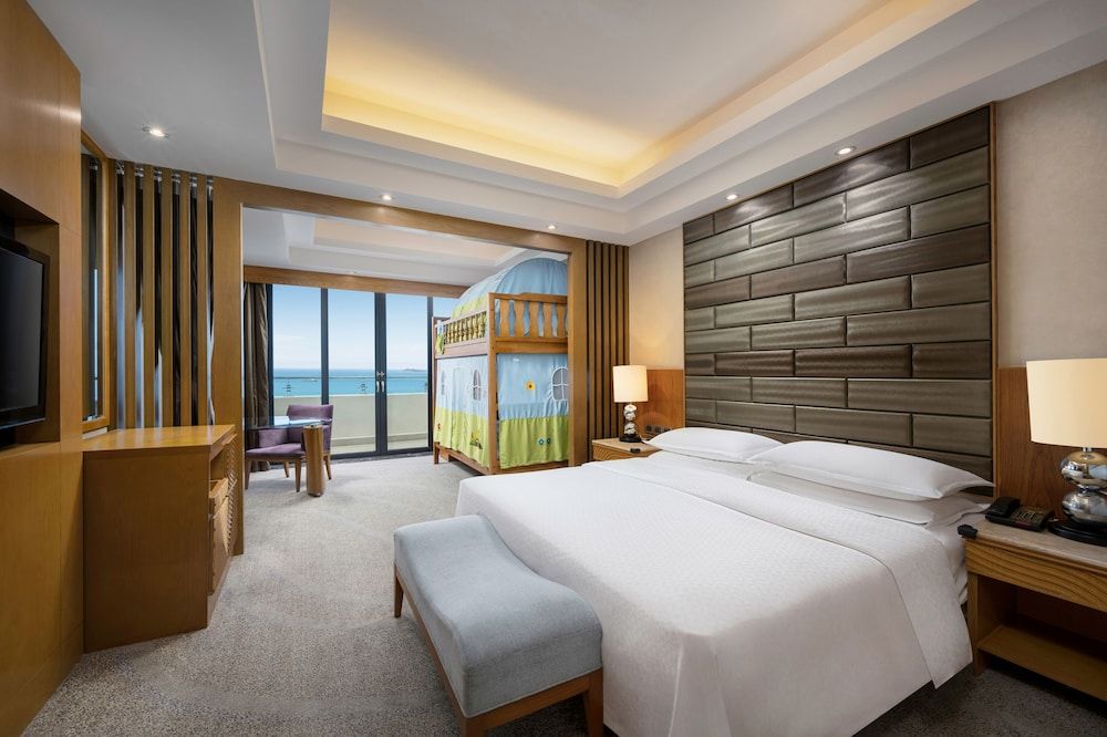 Grand Family Ocean view, Larger Guest room, 1 King, Alternate: bunk beds, Ocean view, Balcony