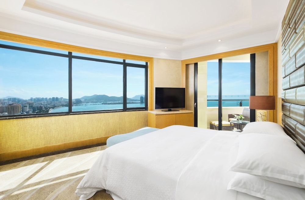 Corner Ocean View room, Guest room, 1 King, Ocean view, Corner room, Balcony