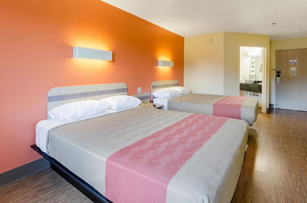 Motel 6 Bristol, VA Standard Room, 2 Queen Beds, Non Smoking 2