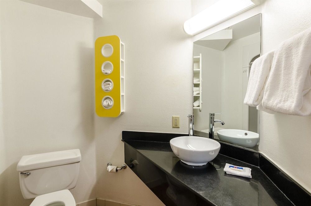 Motel 6 Bristol, VA Standard Room, 2 Queen Beds, Non Smoking 4