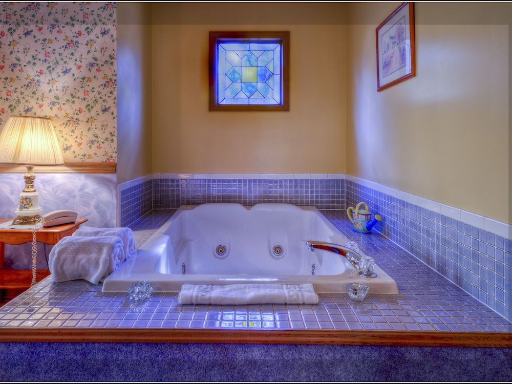 Deep Soaking Bathtub