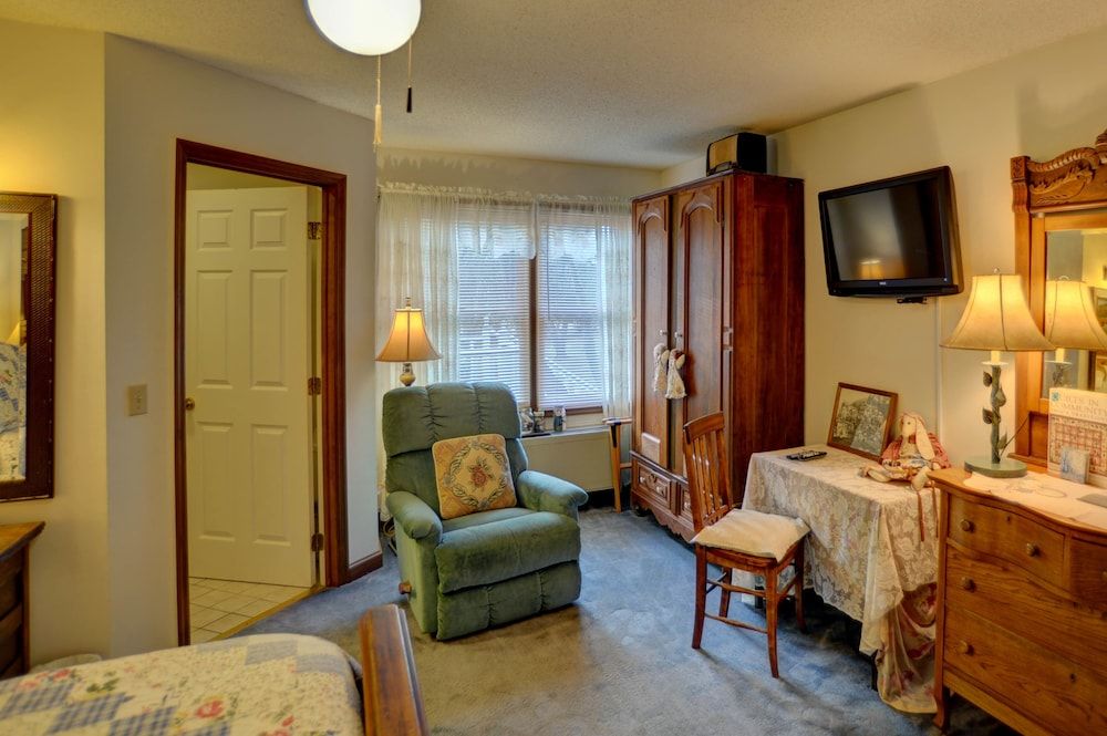 Blue Mountain Mist Country Inn & Spa Standard Room, 1 Queen Bed, Ground Floor 4