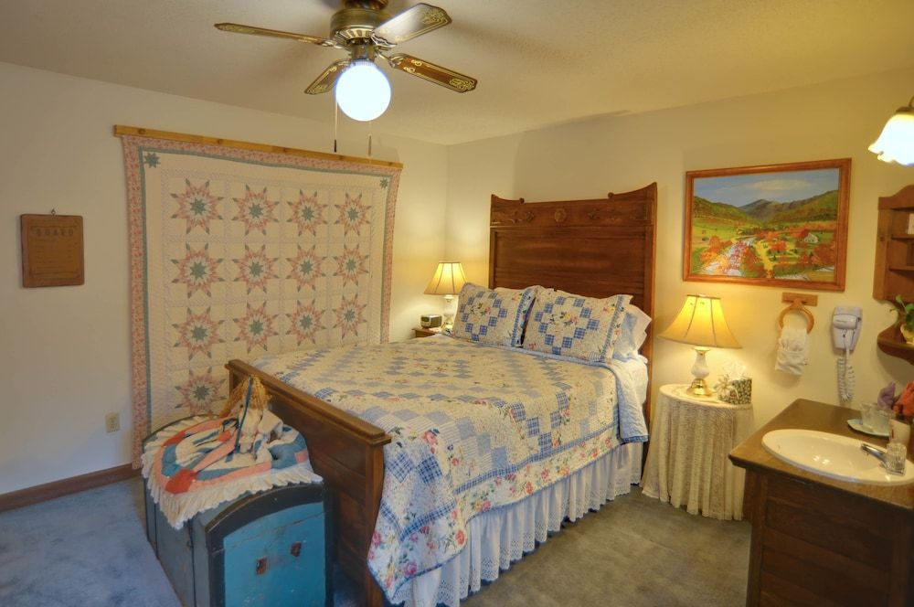 Blue Mountain Mist Country Inn & Spa Standard Room, 1 Queen Bed, Ground Floor