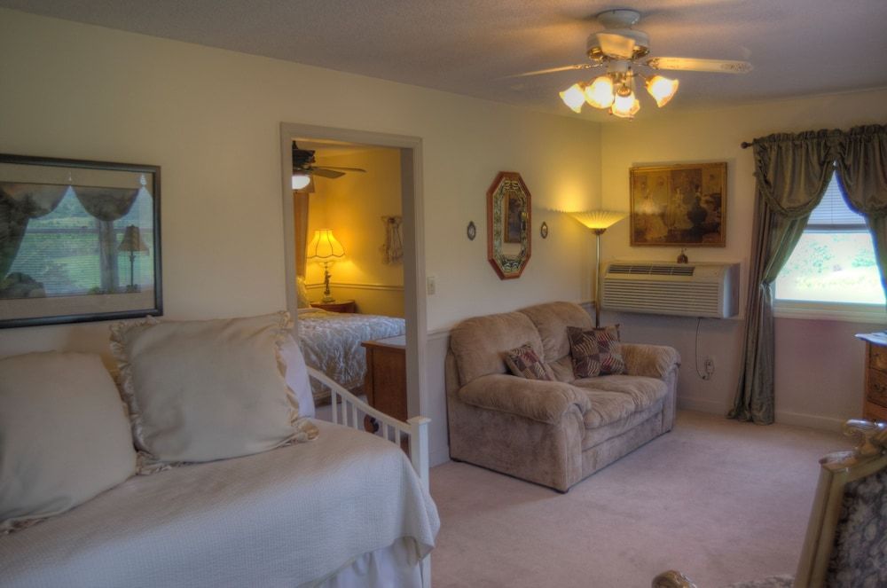 Blue Mountain Mist Country Inn & Spa Deluxe Suite, Multiple Beds, Balcony, Mountain View 4