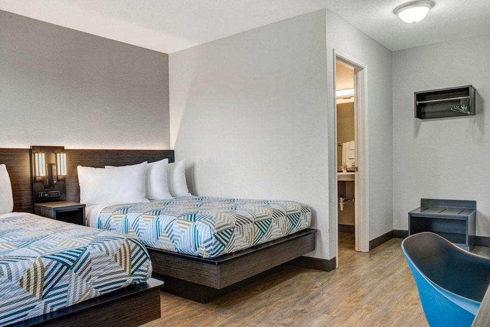 Motel 6 Carson City, NV Deluxe Room, 2 Double Beds, Non Smoking, Refrigerator & Microwave 4