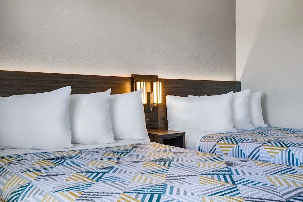 Motel 6 Carson City, NV Deluxe Room, 2 Double Beds, Non Smoking, Refrigerator & Microwave 2