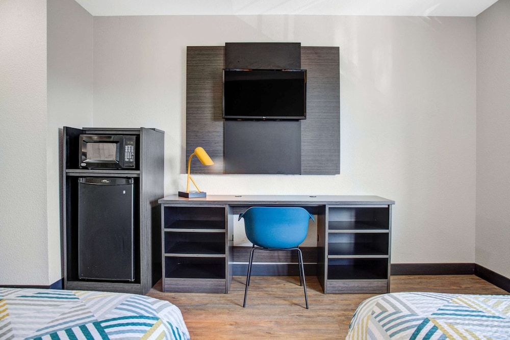 Motel 6 Carson City, NV Deluxe Room, 2 Double Beds, Non Smoking, Refrigerator & Microwave 7