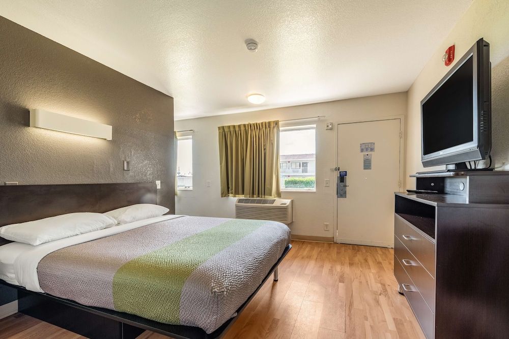 Deluxe Room, 1 Queen Bed, Non Smoking, Kitchenette