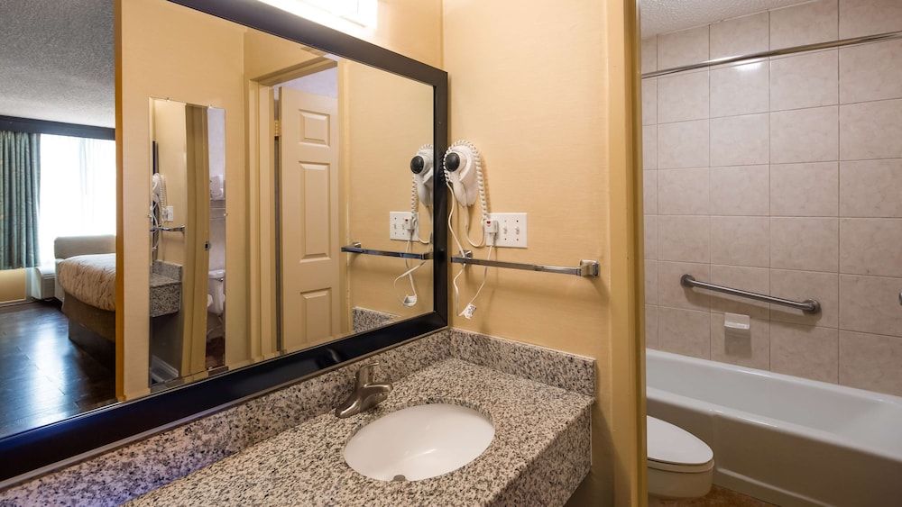 Best Western Fredericksburg Standard Room, 1 King Bed, Accessible, Bathtub 8