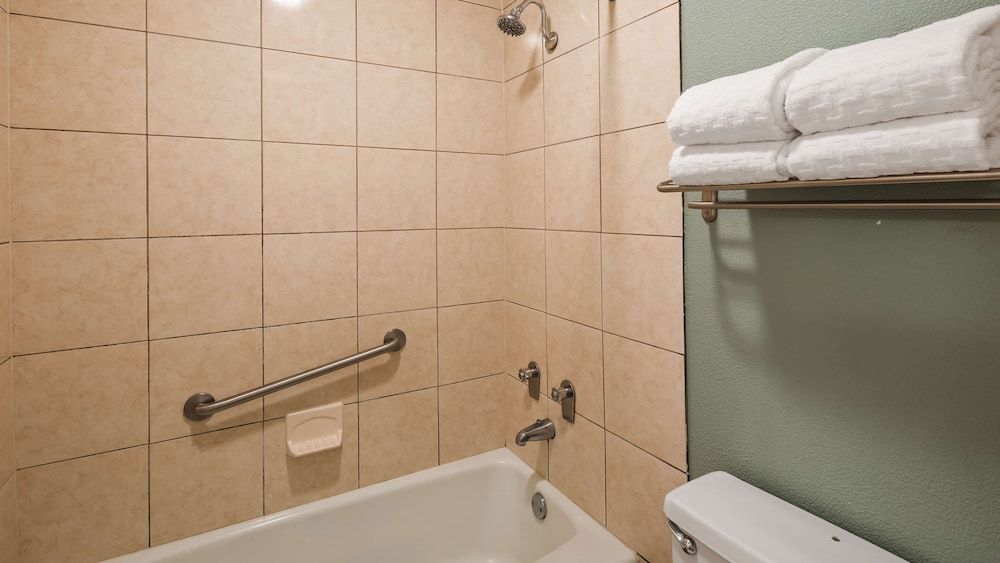 Best Western Fredericksburg Standard Room, 1 King Bed, Accessible, Bathtub 7