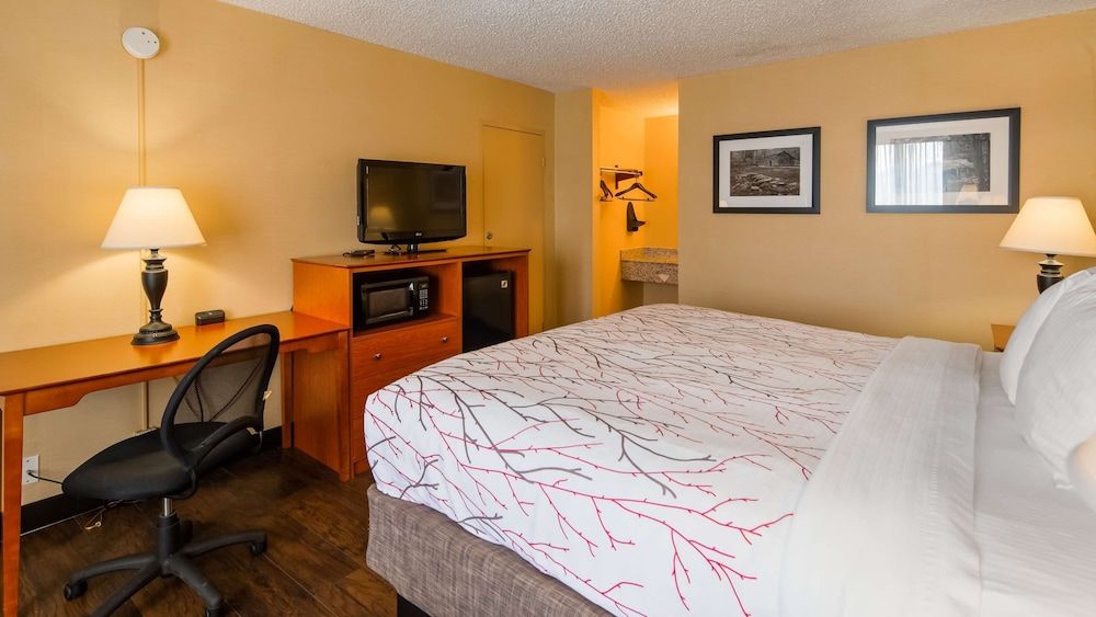 Best Western Fredericksburg Standard Room, 1 King Bed, Accessible, Bathtub 3