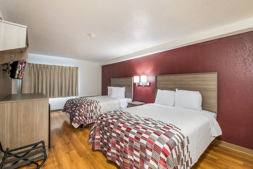 Red Roof Inn Rochester – Airport Standard Room, 2 Queen Beds, Smoking 5