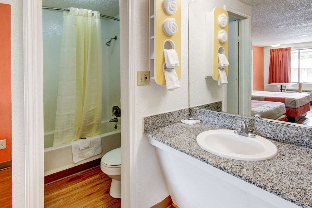 Deluxe Room, 1 King Bed, Non Smoking, Refrigerator & Microwave