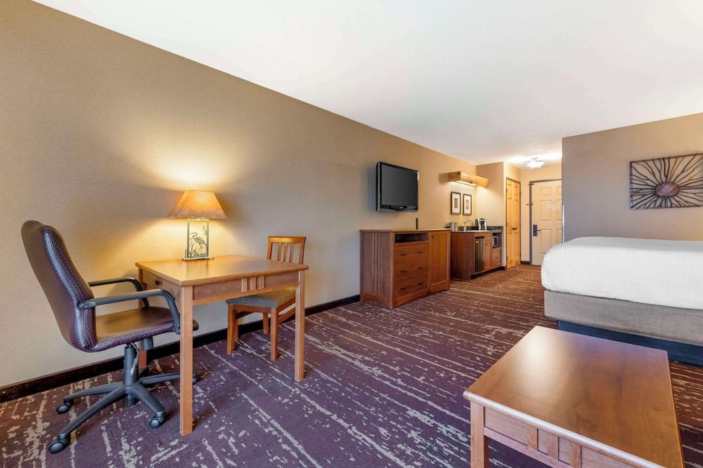 Standard Room, 1 King Bed, Balcony, Lakeside