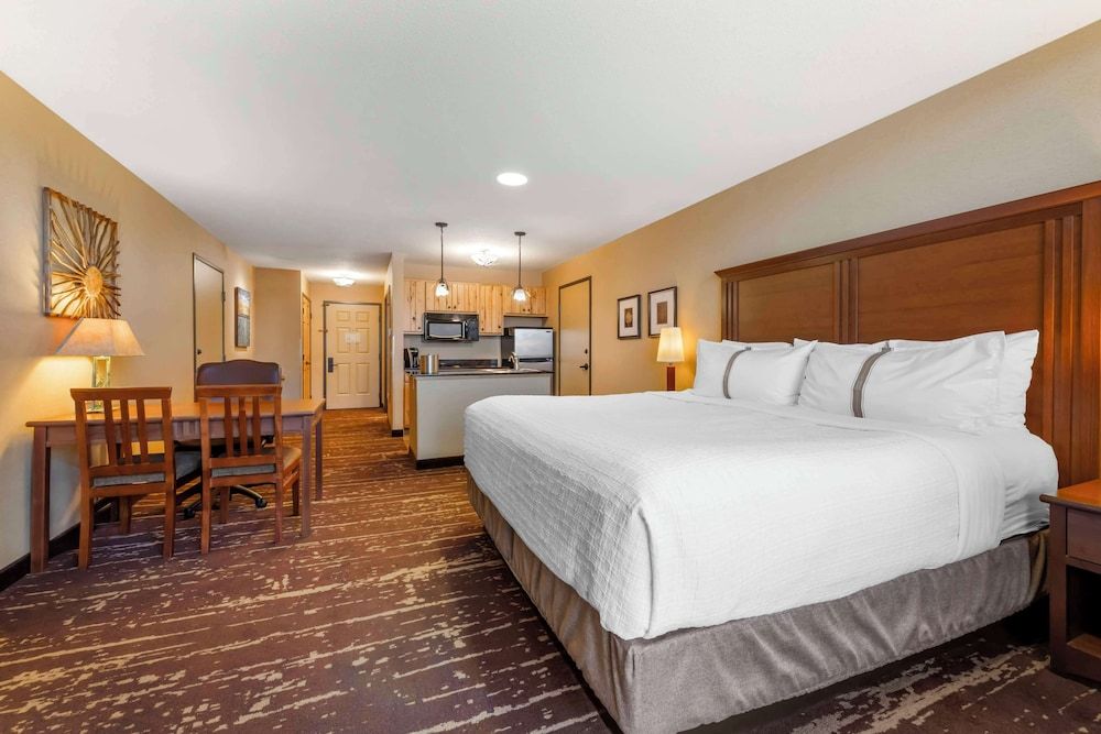 Best Western Premier The Lodge on Lake Detroit Standard Room, 1 King Bed, Accessible, Balcony (with Sofabed) 4