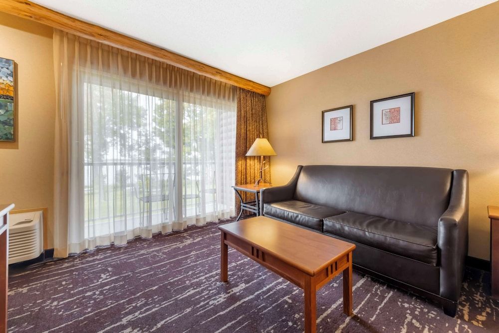 Best Western Premier The Lodge on Lake Detroit Standard Room, 1 King Bed, Accessible, Balcony (with Sofabed) 9