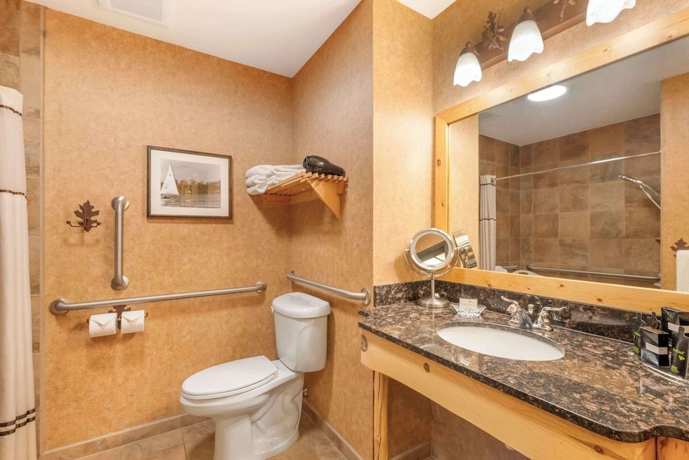 Best Western Premier The Lodge on Lake Detroit Standard Room, 1 King Bed, Accessible, Balcony (with Sofabed) 7