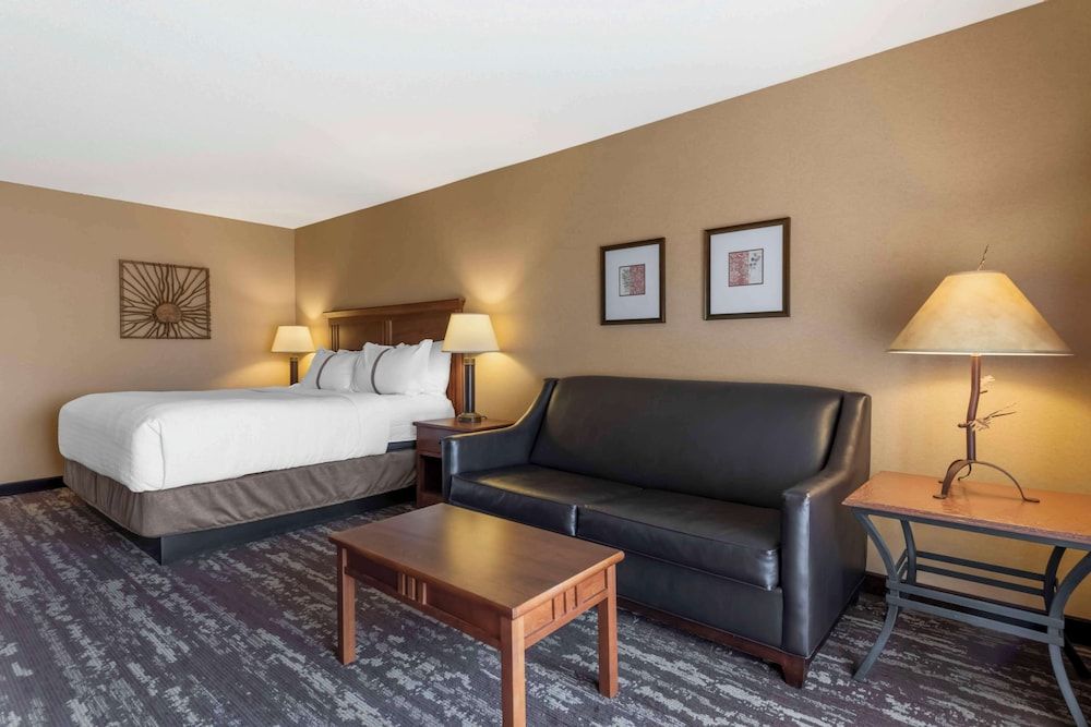 Best Western Premier The Lodge on Lake Detroit Standard Room, 1 King Bed, Accessible, Balcony (with Sofabed) 3